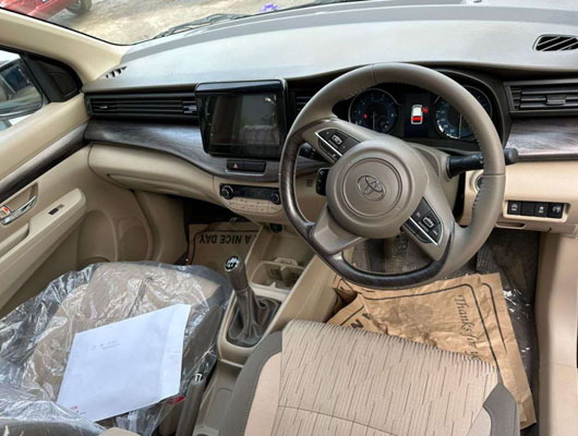 Toyota Rumion V MT 7 STR Ptl
